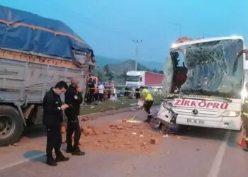 Yolcu otobüsü kamyona çarptı: 1 ölü, 9 yaralı