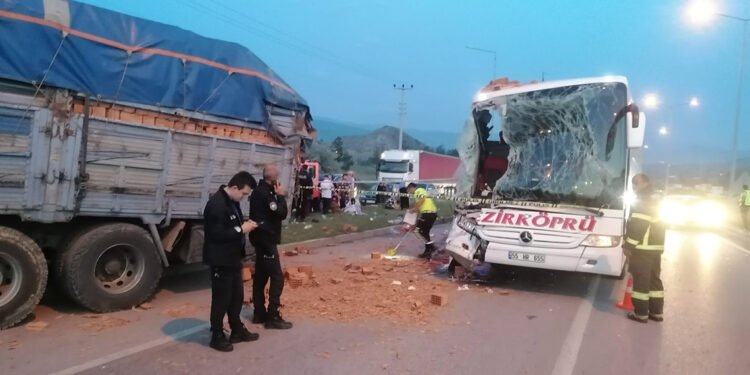 Yolcu otobüsü kamyona çarptı: 1 ölü, 9 yaralı