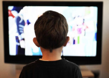 Yüksek sesle televizyon izleme işitme kaybına neden olabilir