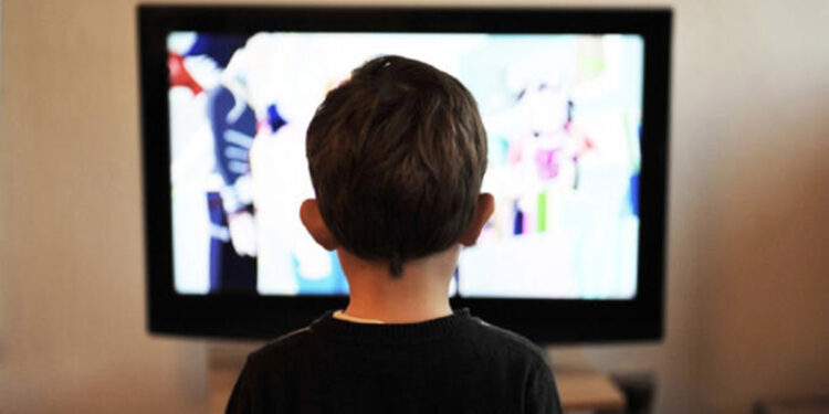 Yüksek sesle televizyon izleme işitme kaybına neden olabilir