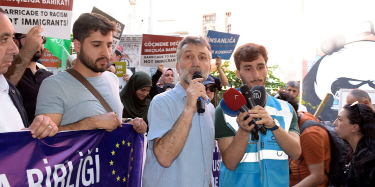 Yunanistan'ın göçmen politikası protesto edildi