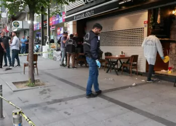 Zeytinburnu'nda kafeye silahlı saldırı: 3 kişi yaralandı