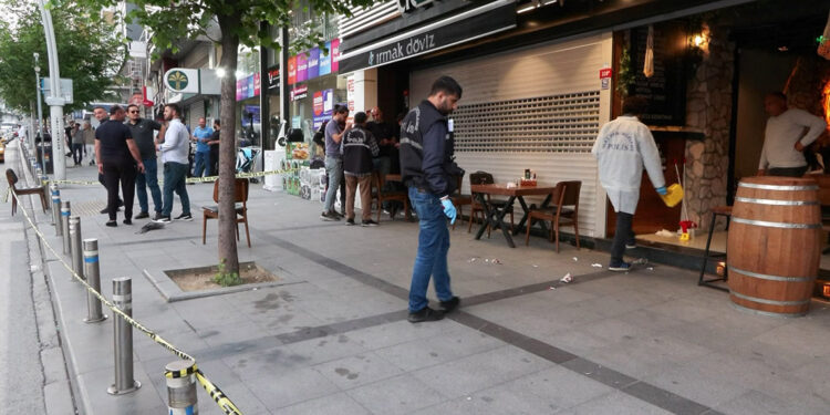 Zeytinburnu'nda kafeye silahlı saldırı: 3 kişi yaralandı