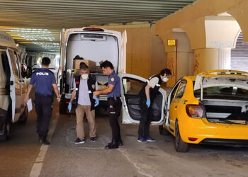 Zeytinburnu'nda şoför takside ölü bulundu