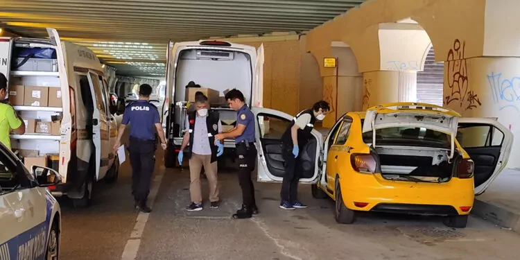 Zeytinburnu'nda şoför takside ölü bulundu