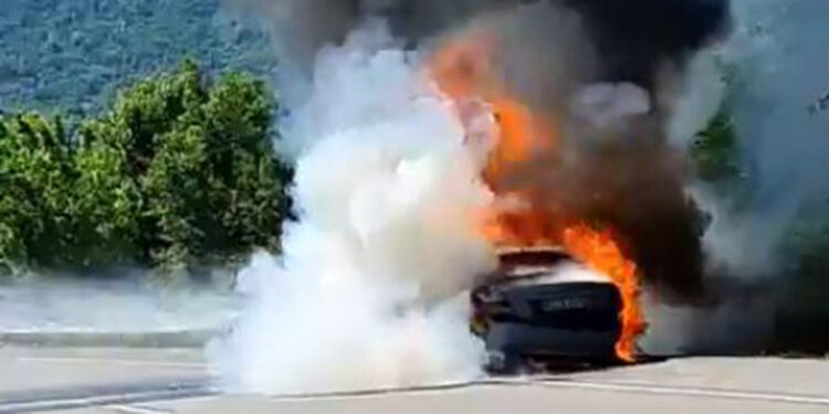 Zonguldak'ta alev alan otomobil küle döndü