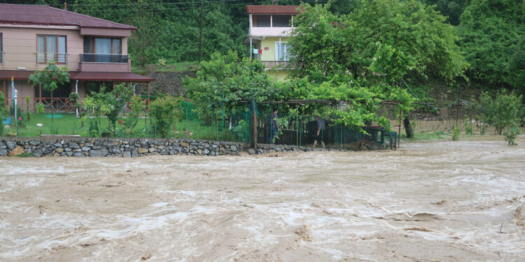 Zonguldak'ta sağanak su baskınlarına yol açtı