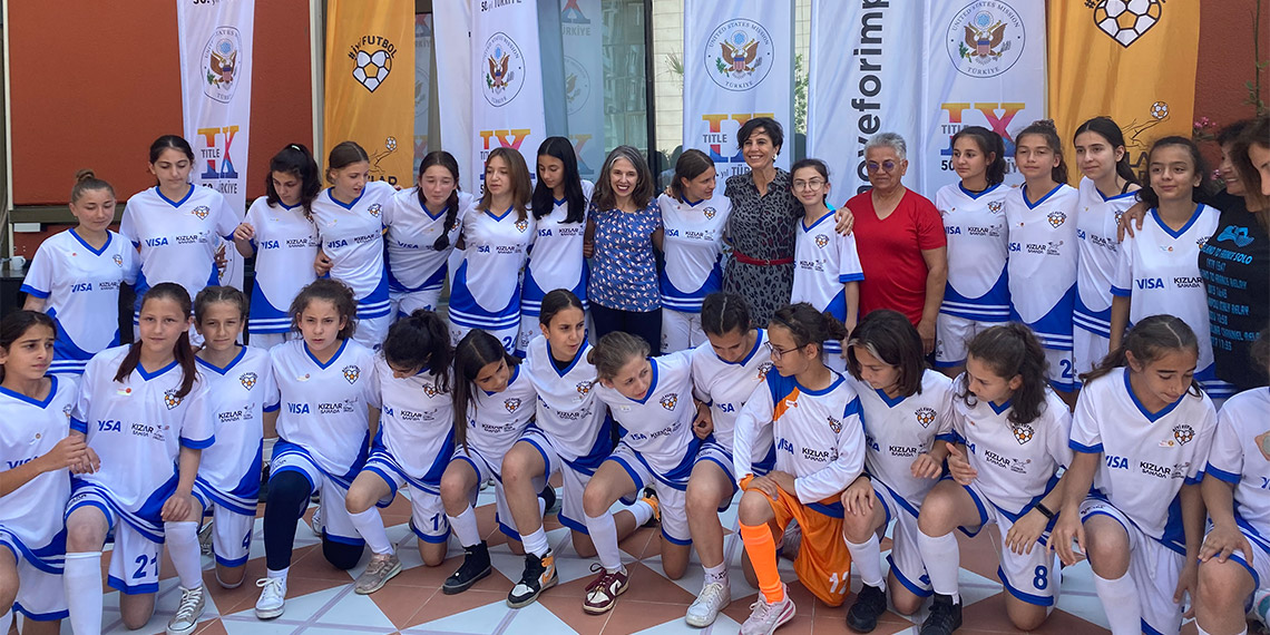 ABD Büyükelçiliği ve 'Kızlar Sahada' sosyal girişimi işbirliğiyle ABD'de eğitimde cinsiyet eşitliğinin temelini oluşturan TITLE IX'ın 50'nci yılı, Kocaeli Kadın Futbol Kulübü altyapı futbolcusu 30 çocuğun ve ABD İstanbul Başkonsolosu Julie Eadeh'in katılımıyla İstanbul'da kutlandı.