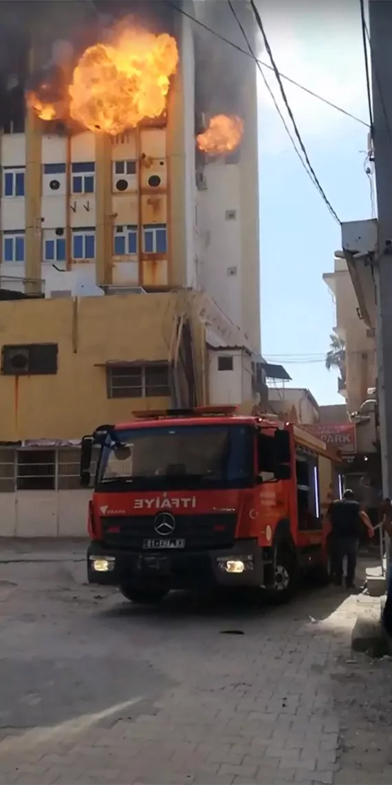 Adana'da kuyumcu atölyesinde henüz bilinmeyen nedenle yangın çıktı. Patlamanın da meydana geldiği iş merkezine sevk edilen çok sayıda yangın söndürme ekibi, alevleri kontrol altına alabilmek için çalışma başlattı.