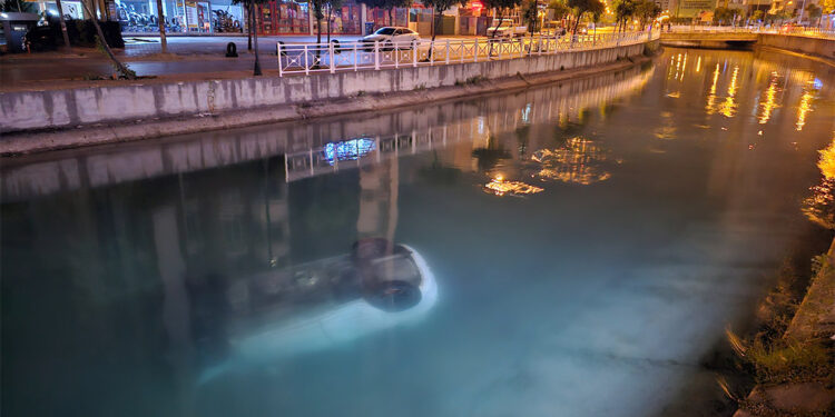 Adana'da sulama kanalına uçan otomobildeki 3 kişi yaralandı