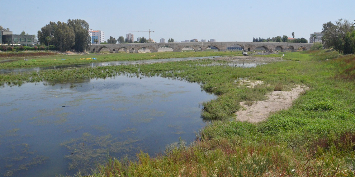 Adana’da son dönemlerde sineklerin çoğalmasıyla cibinlik satışları ve fiyatları arttı. Esnaf Mehmet Yılmaz, geçen yıl 50 liraya sattığı cibinliklerin bu yıl 100 lira olduğunu belirtti.