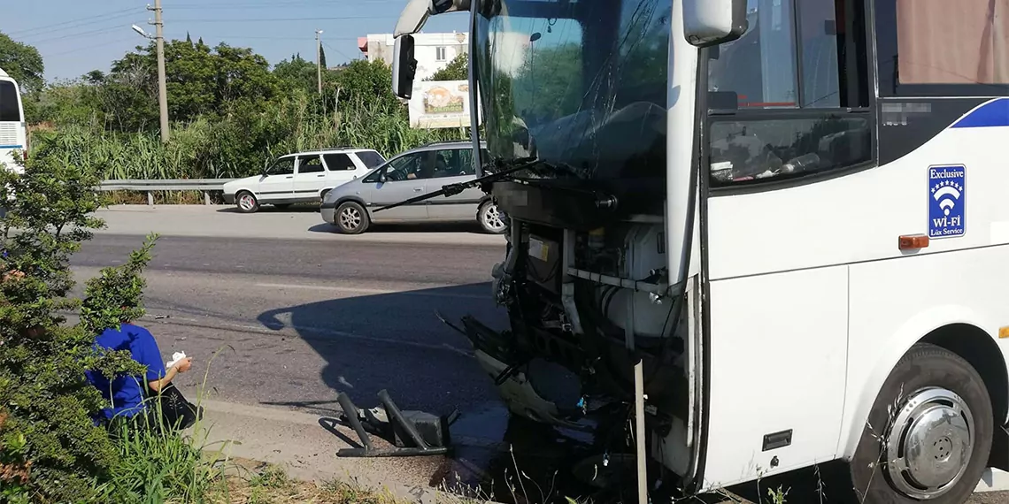 Akhisar'da fabrika işçilerinin taşındığı servis midibüsü kaza yaptı