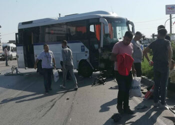 Akhisar'da fabrika işçilerinin taşındığı servis midibüsü kaza yaptı