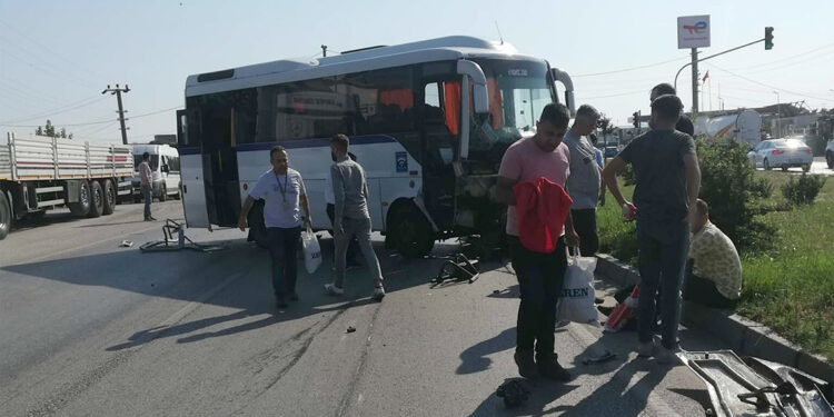 Akhisar'da fabrika işçilerinin taşındığı servis midibüsü kaza yaptı