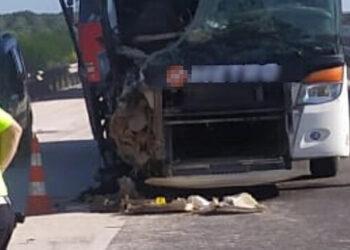Akhisar'da yolcu otobüsü TIR'a çarptı; 14 yaralı