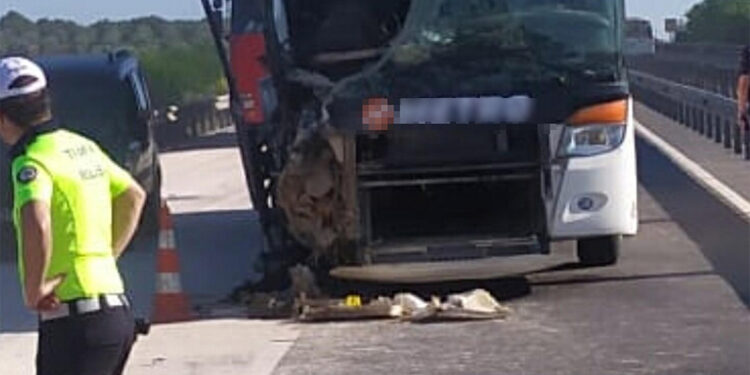 Akhisar'da yolcu otobüsü TIR'a çarptı; 14 yaralı
