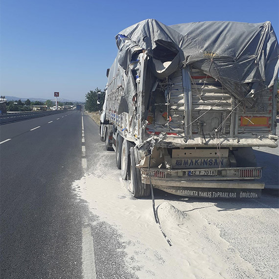 Akhisar'da yolcu otobüsü TIR'a çarptı; 14 yaralı