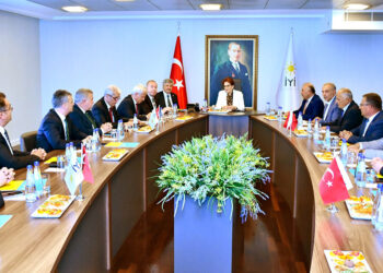 Akşener partisinin ilçe belediye başkanlarıyla görüştü