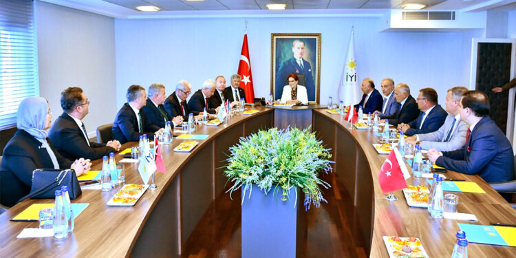 Akşener partisinin ilçe belediye başkanlarıyla görüştü