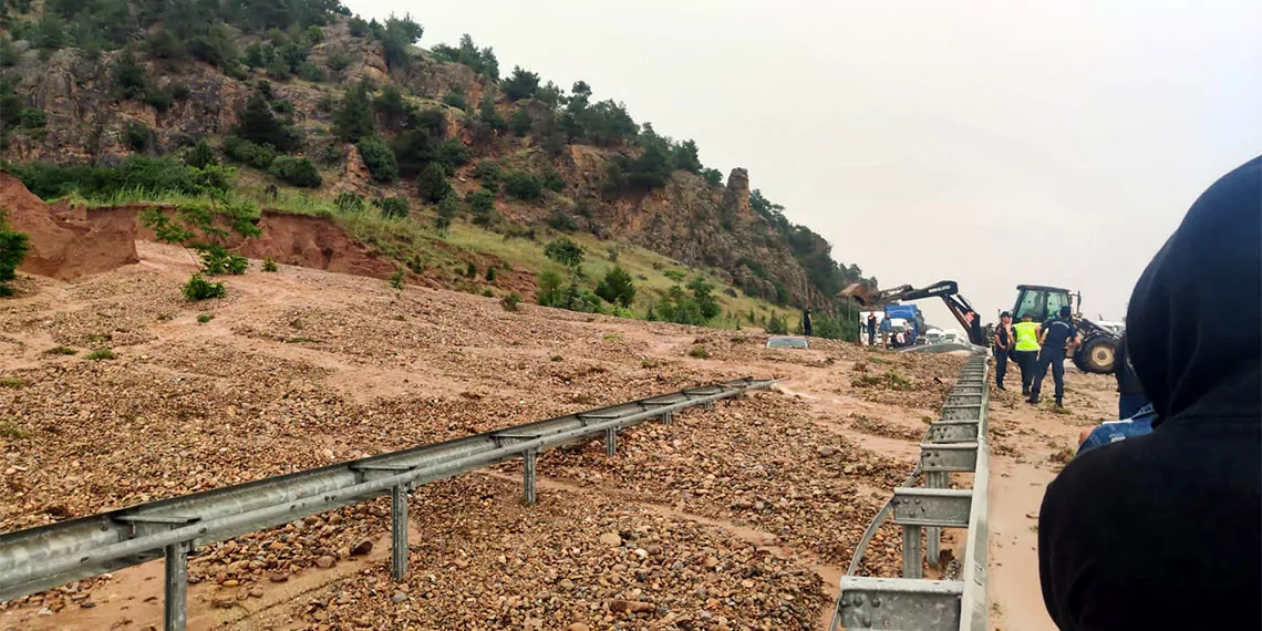 Heyelan nedeniyle afyonkarahisar'da 2 araç toprak yığını altında kaldı, iki araçta bulunan 4 kişiden biri öldü.