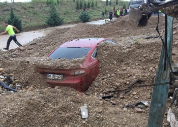Afyonkarahisar'da 2 araç toprak yığını altında kaldı