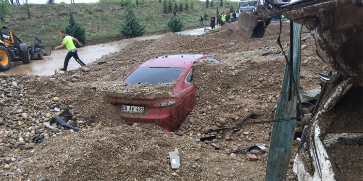 Afyonkarahisar'da 2 araç toprak yığını altında kaldı