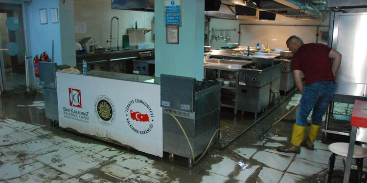 Amasra'da sel sonrası temizlik