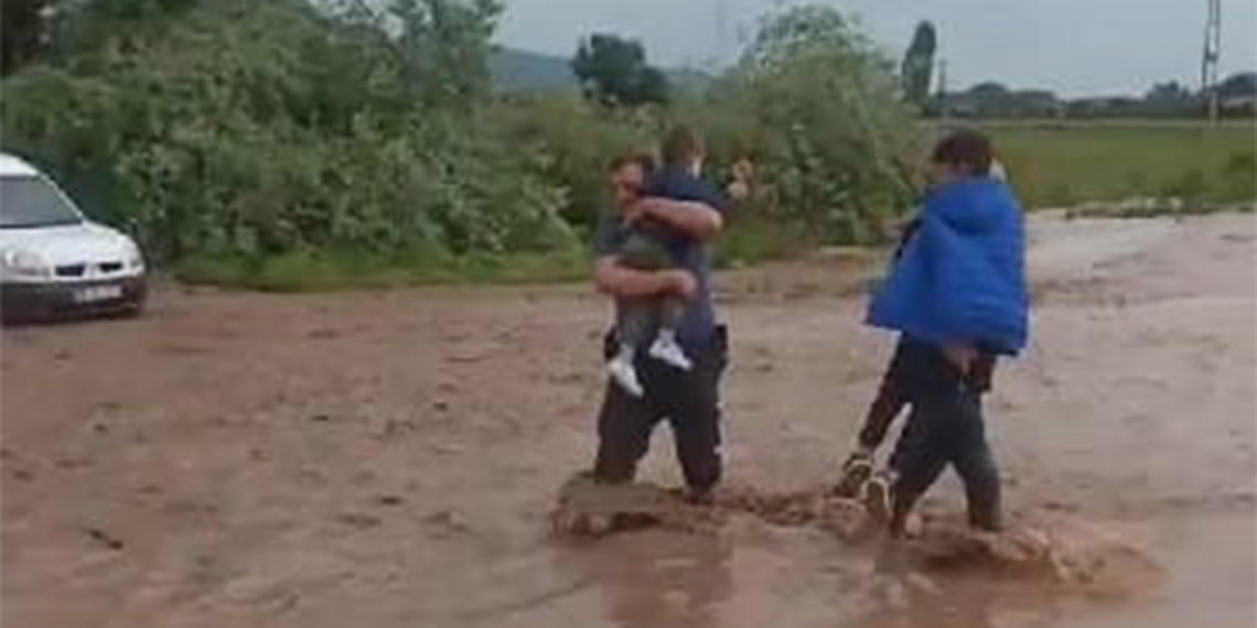 Amasya'da Gümüşhacıköy-Hamamözü karayolu, şiddetli yağışın ardından su birikintisi nedeniyle trafiğe kapandı.