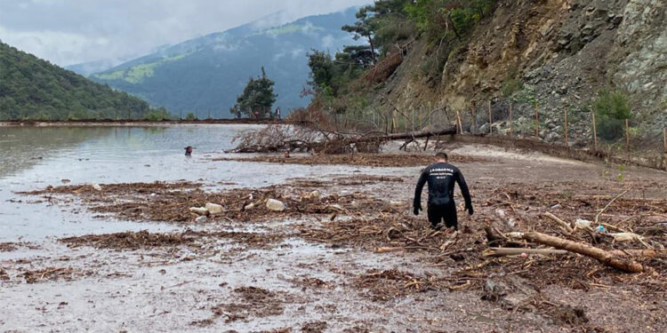Amasya'da otomobil sel sularına kapıldı; 1 ölü 1 kayıp