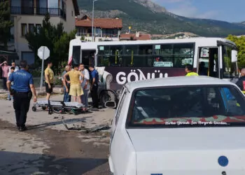 Amasya'da özel halk otobüsü ile otomobil çarpıştı; yaralılar var