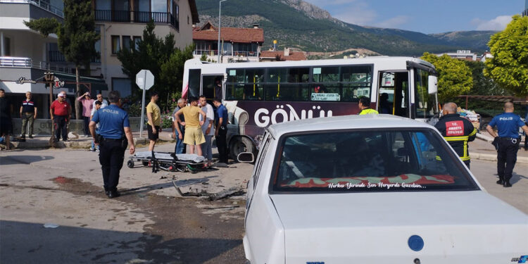 Amasya'da özel halk otobüsü ile otomobil çarpıştı; yaralılar var