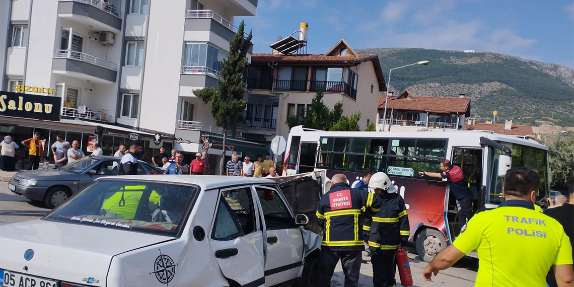 Amasya'da özel halk otobüsü ile otomobil çarpıştı; yaralılar var