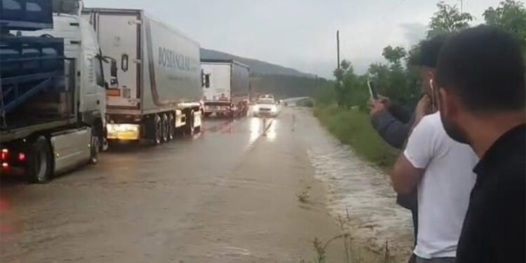 Gümüşhacıköy-Hamamözü karayolu trafiğe kapandı
