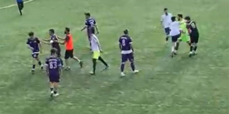 Horozköyspor-Koldere FK karşılaşmasında saha karıştı