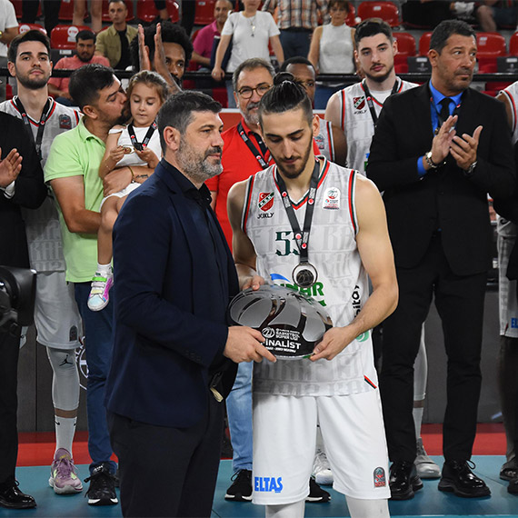 Türkiye Sigorta Basketbol Süper Ligi Play-Off final serisinin üçüncü maçında Pınar Karşıyaka’yı deplasmanda 83-74 mağlup ederek seriyi 3-0 kazanan ve tarihinin 16’ncı şampiyonluğuna ulaşan Anadolu Efes kupasına kavuştu.