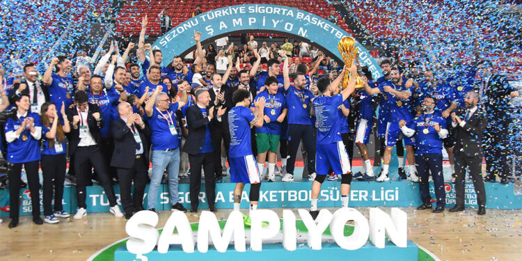 Anadolu Efes kupasına kavuştu