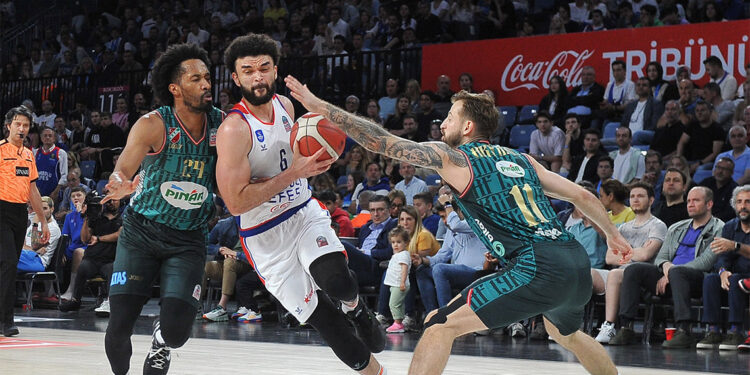 Anadolu Efes Pınar Karşıyaka'yı mağlup etti