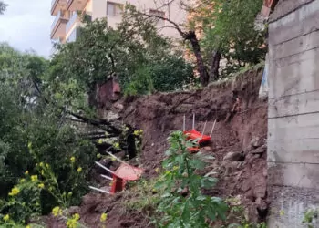 Ankara'da 4 katlı binanın istinat duvarı çöktü