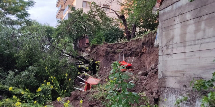 Ankara'da 4 katlı binanın istinat duvarı çöktü