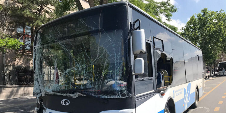 EGO otobüsü ile özel halk otobüsü çarpıştı; 6 yaralı