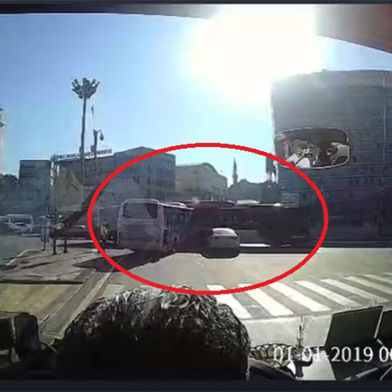 EGO otobüsü ile özel halk otobüsü çarpıştı; 6 yaralı