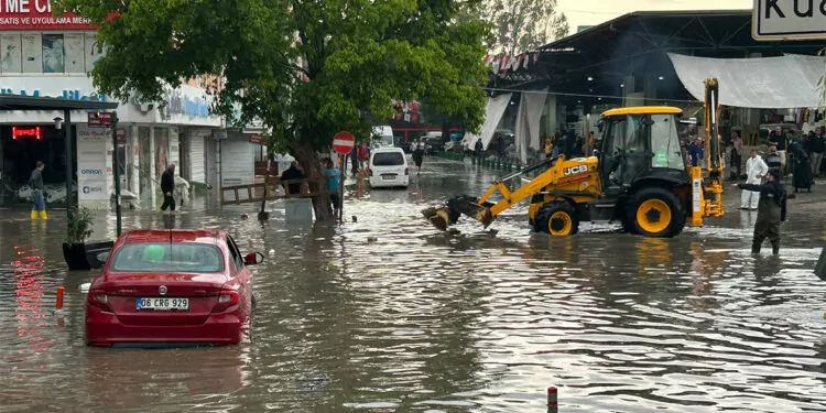 Ankara'da şiddetli yağış; su baskınları yaşandı