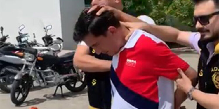 Annesinin cinayetinden beraat eden akrabasını düğünde öldürdü