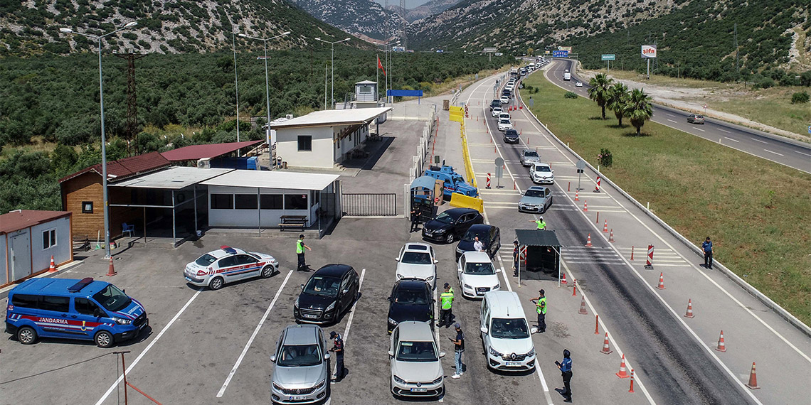 Antalya girişinde 2 kilometrelik araç kuyruğu; denetim yapan polislerden tatilcilere çikolata ikramı yaptı.