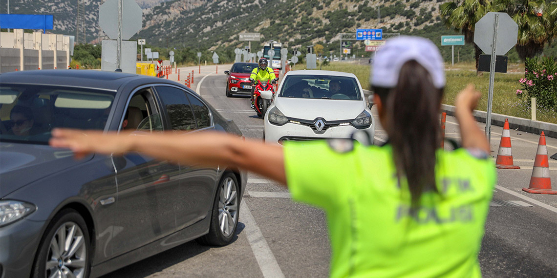 Antalya girişinde 2 kilometrelik kuyruk