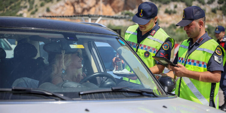 Antalya girişinde 2 kilometrelik kuyruk