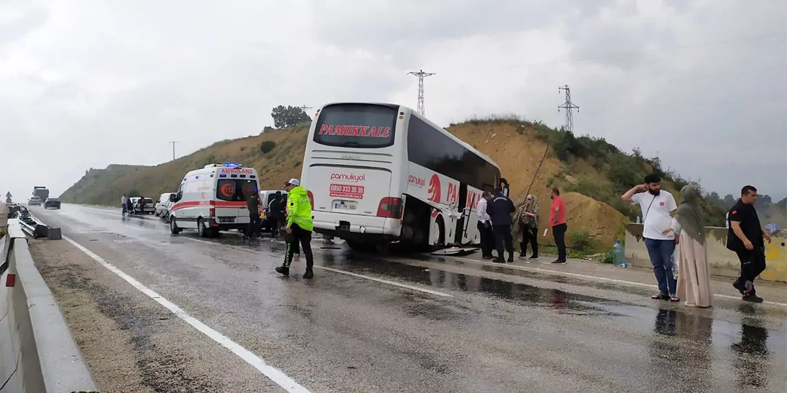 Antalyada yolcu otobusu sarampole dustu 10 yarali 1037 dhaphoto1 - yaşam - haberton