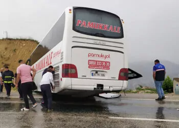 Antalya'da yolcu otobüsü şarampole düştü