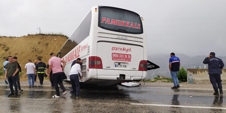 Antalya'da yolcu otobüsü şarampole düştü