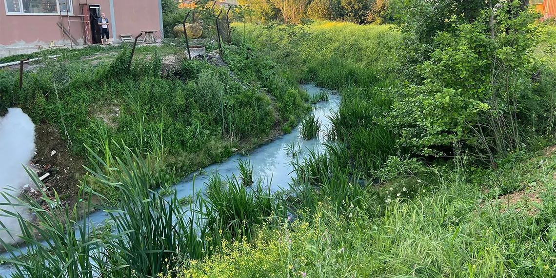 Arnavutköy'deki derenin rengi maviye döndü. Çevre sakinlerini tedirgin eden renk değişiminin dokuma fabrikalarının atık sularından kaynaklandığı öne sürüldü.